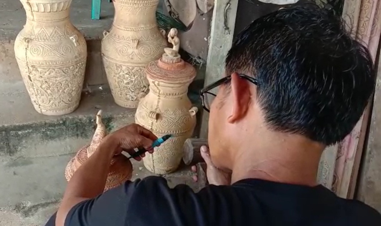 tempayan kayu ukiran