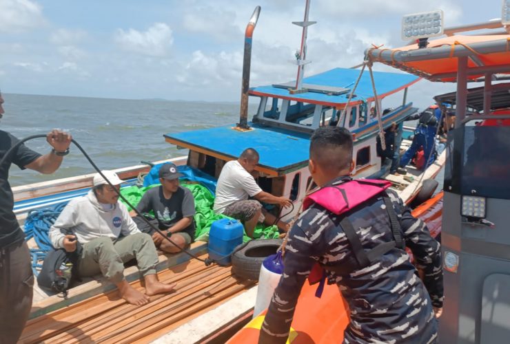 kapal hampir tenggelam