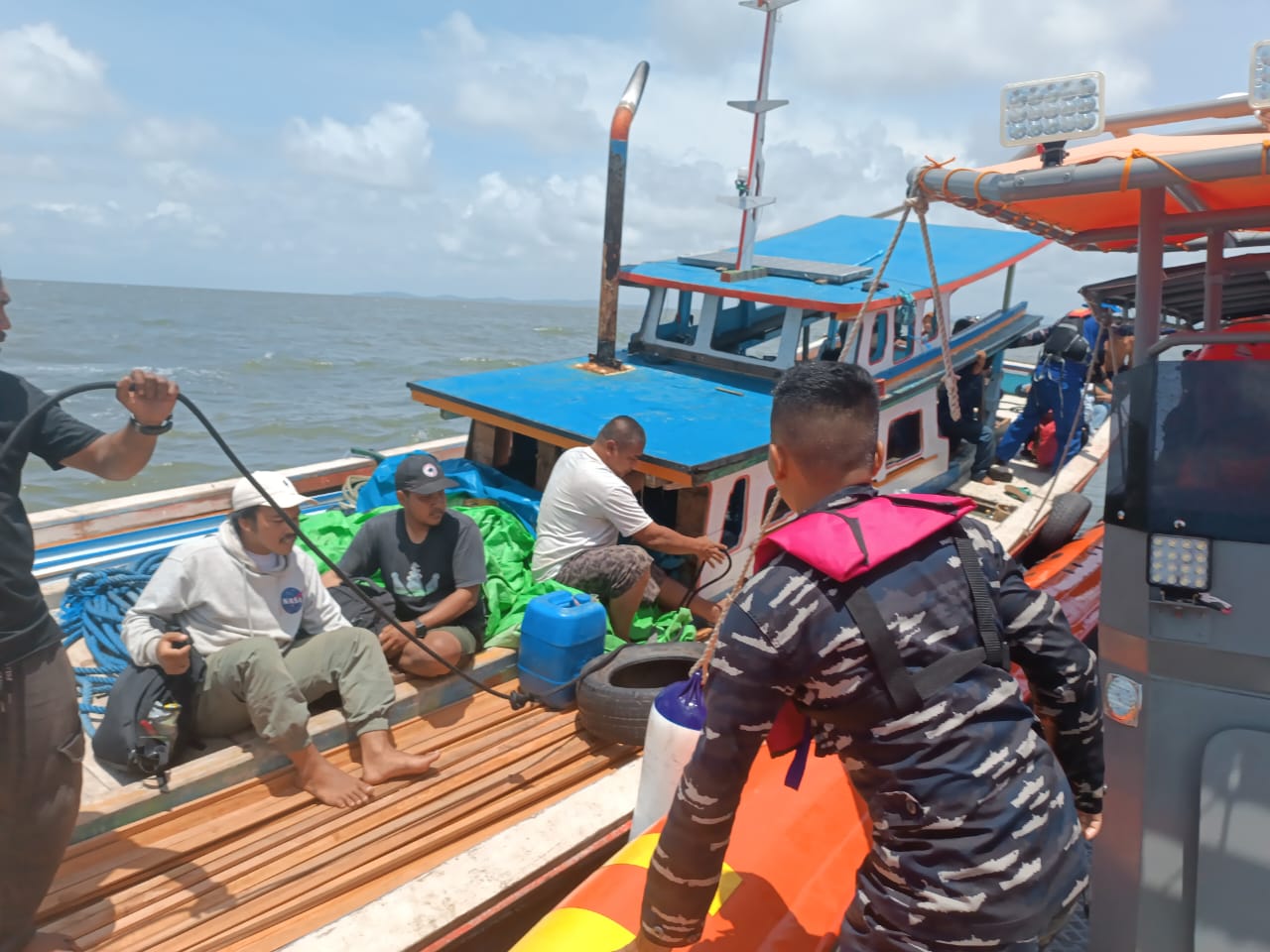 kapal hampir tenggelam