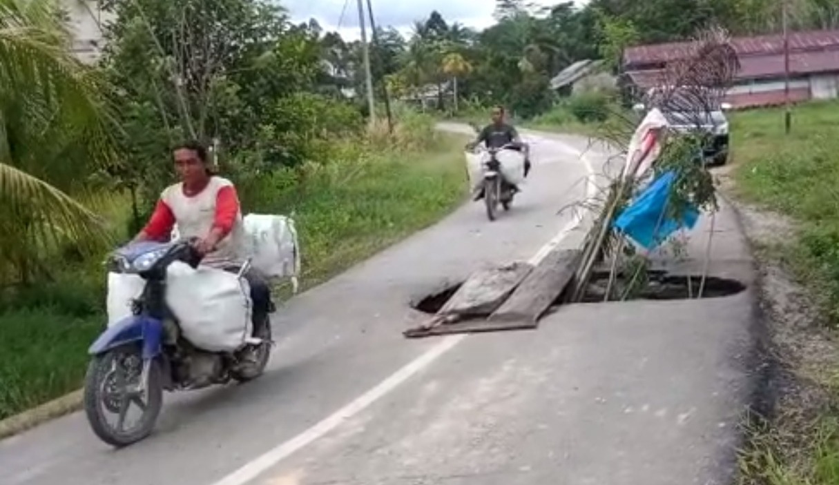 jalan aspal jebol