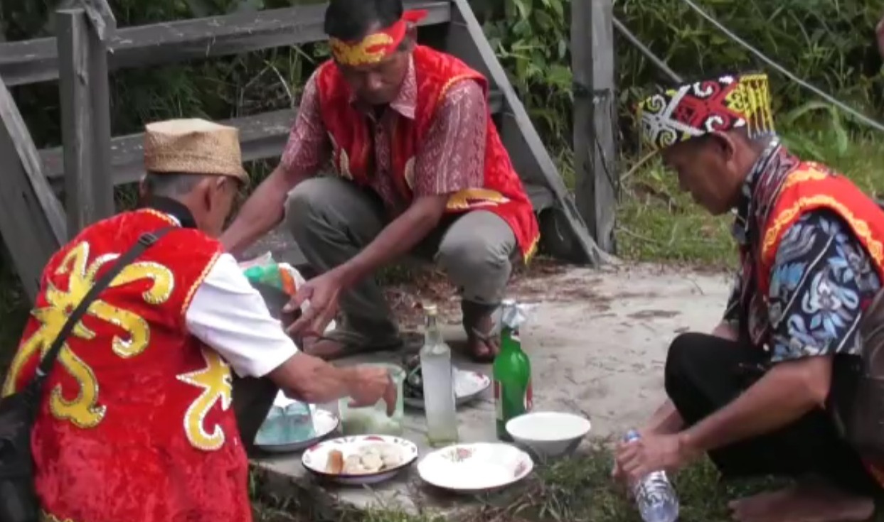 ritual adat dayak