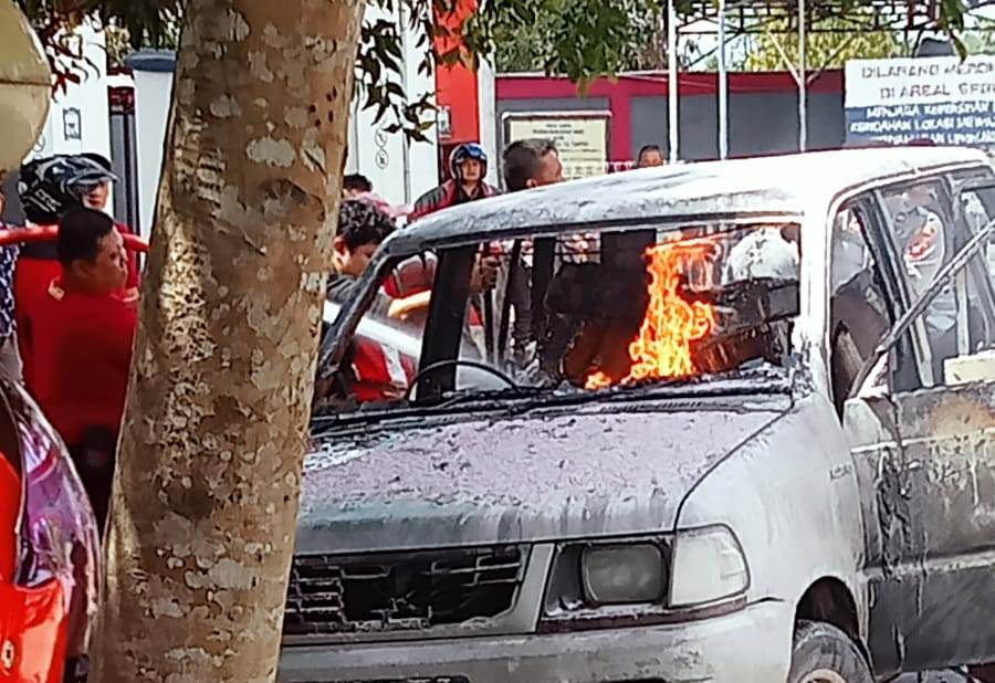 mobil terbakar