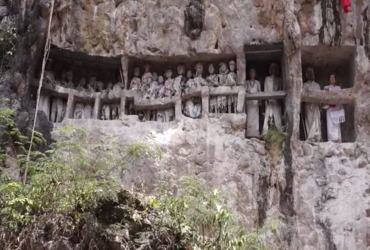 makam batu Toraja