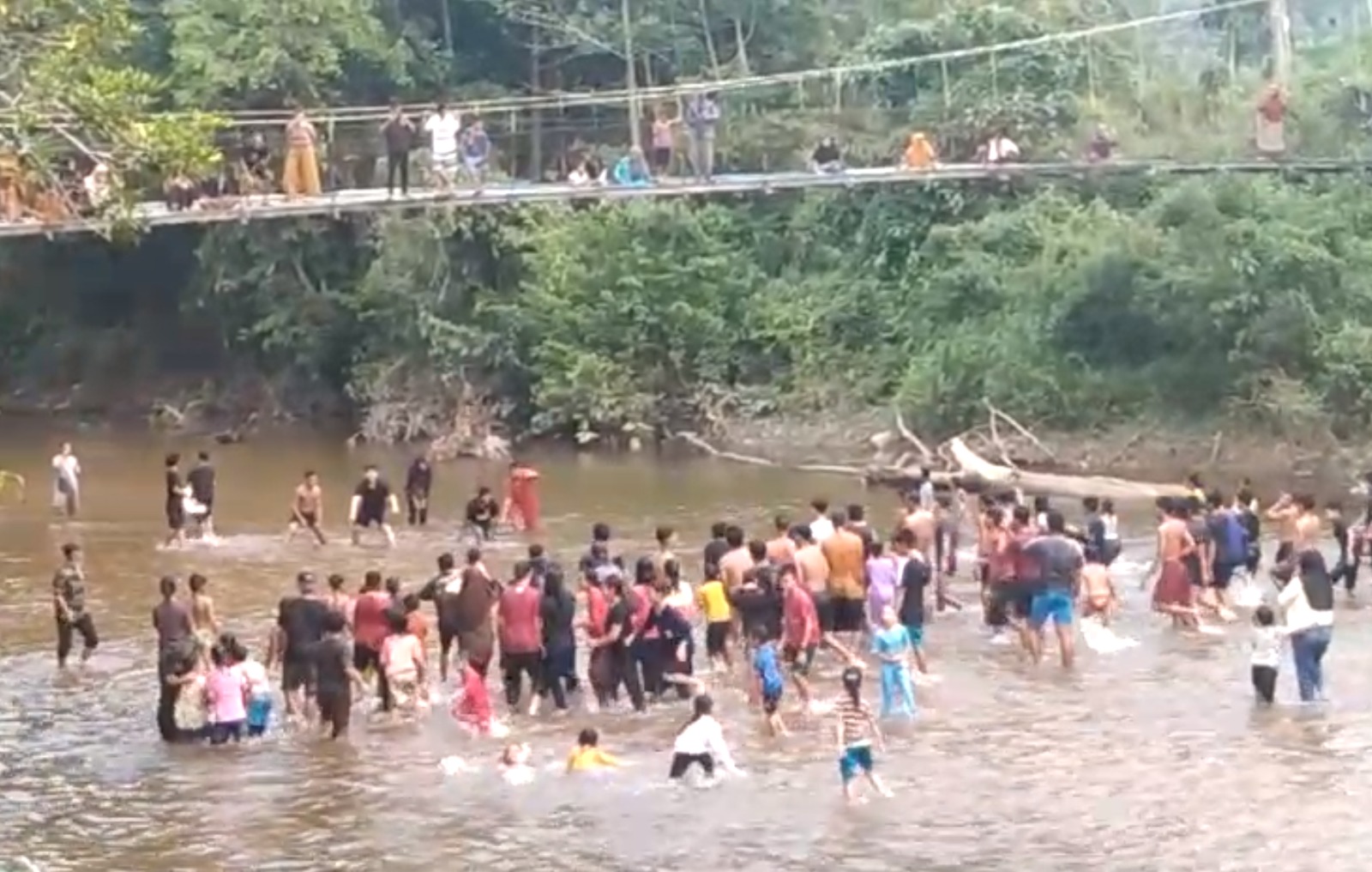 jembatan gantung putus