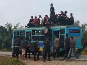 mobil polisi dirusak