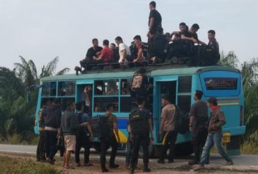 mobil polisi dirusak