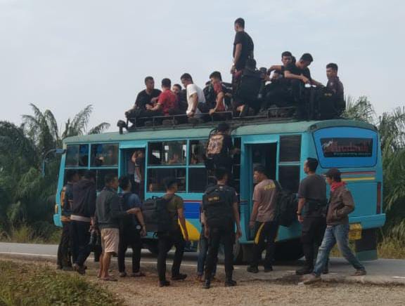 mobil polisi dirusak