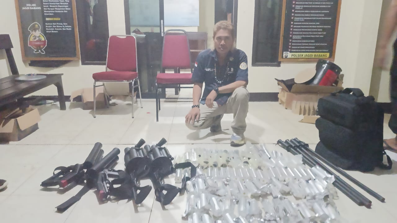 alat polisi tertinggal