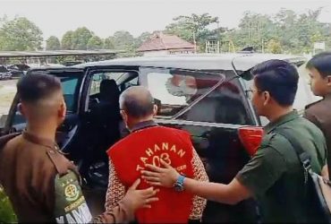 mantan pejabat ditahan