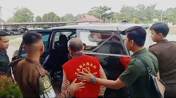 mantan pejabat ditahan