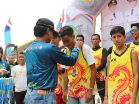 Wabup Ketapang Farhan memgalungkan Medali kepada pemenang lomba Dayung. (Foto/Prokopim)