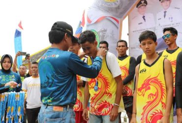 Wabup Ketapang Farhan memgalungkan Medali kepada pemenang lomba Dayung. (Foto/Prokopim)