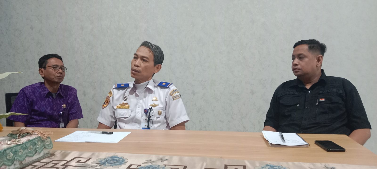 Kasi Perencanaan dan Pembangunan KSOP Kelas I Pontianak, Arif Maulana Hasan (tengah) memberikan keterangan kepada Wartawan, Selasa (16/01/2024). (Foto/ruai.tv).