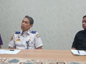 Kasi Perencanaan dan Pembangunan KSOP Kelas I Pontianak, Arif Maulana Hasan (tengah) memberikan keterangan kepada Wartawan, Selasa (16/01/2024). (Foto/ruai.tv).