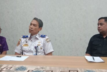 Kasi Perencanaan dan Pembangunan KSOP Kelas I Pontianak, Arif Maulana Hasan (tengah) memberikan keterangan kepada Wartawan, Selasa (16/01/2024). (Foto/ruai.tv).