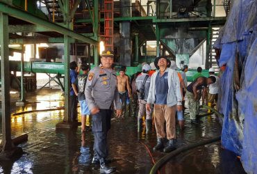 Pabrik Kelapa Sawit PT Gunung Rijuan Sejahtera di kecamatan Mandor kabupaten Landak terbakar, Rabu (17/01/2024). (Foto/ Polres Landak).