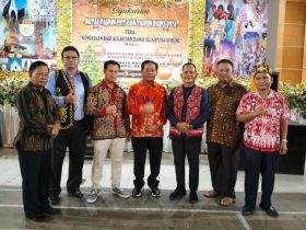 Bupati Sanggau dua periode, Paolus Hadi, foto bersama peserta acara syukuran Natal dan Tahun Baru Ikadum Sintang. (Foto/Ist)