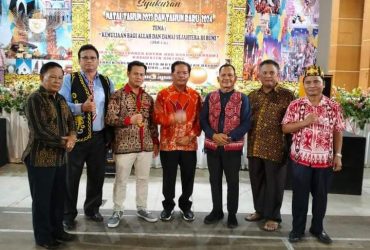 Bupati Sanggau dua periode, Paolus Hadi, foto bersama peserta acara syukuran Natal dan Tahun Baru Ikadum Sintang. (Foto/Ist)