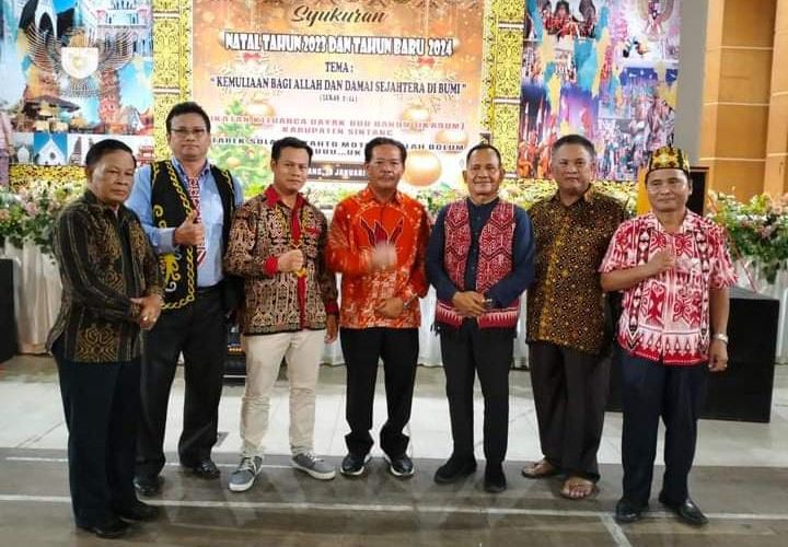Bupati Sanggau dua periode, Paolus Hadi, foto bersama peserta acara syukuran Natal dan Tahun Baru Ikadum Sintang. (Foto/Ist)