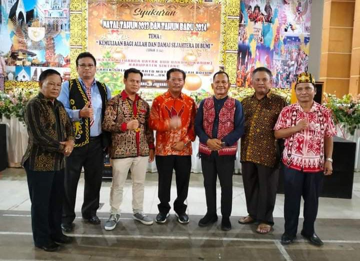 Bupati Sanggau dua periode, Paolus Hadi, foto bersama peserta acara syukuran Natal dan Tahun Baru Ikadum Sintang. (Foto/Ist)