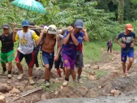 Warga dusun Medeng, desa Sungkung II, Kabupaten Bengkayang, menandu pasien berjalan kaki sejauh 26 Kilometer. (Foto/ Jurnalis Warga)