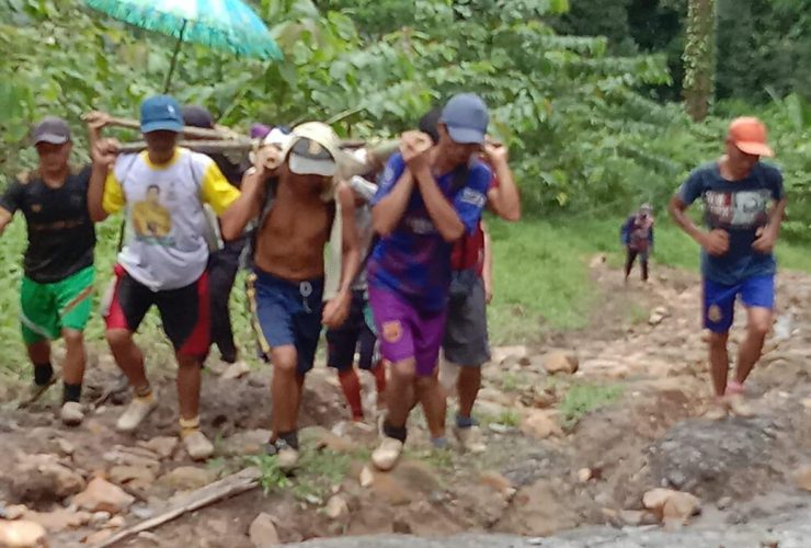 Warga dusun Medeng, desa Sungkung II, Kabupaten Bengkayang, menandu pasien berjalan kaki sejauh 26 Kilometer. (Foto/ Jurnalis Warga)