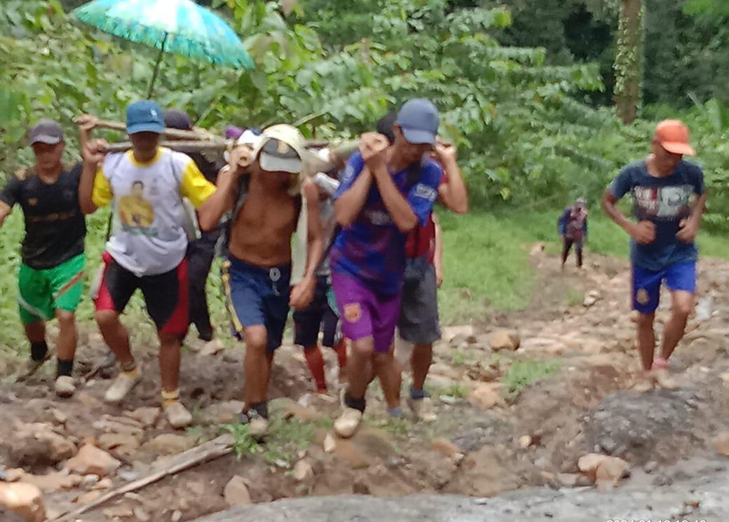 Warga dusun Medeng, desa Sungkung II, Kabupaten Bengkayang, menandu pasien berjalan kaki sejauh 26 Kilometer. (Foto/ Jurnalis Warga)