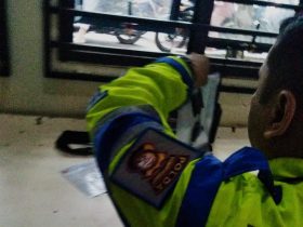 Oknum anggota Satlantas diduga melakukan Pungli terhadap pelanggar lalu lintas di Jalan Tanjungpura Pontianak. (Foto/Ist)