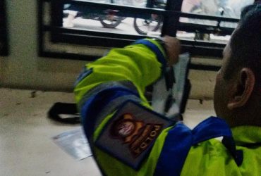 Oknum anggota Satlantas diduga melakukan Pungli terhadap pelanggar lalu lintas di Jalan Tanjungpura Pontianak. (Foto/Ist)