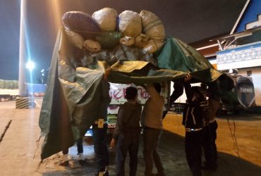 Sejumlah petugas memeriksa Truk Fuso diduga bermuatan barang bekas yang hendak dikirim ke Pelabuhan Tanjung Mas Semarang. (Foto/Ist)