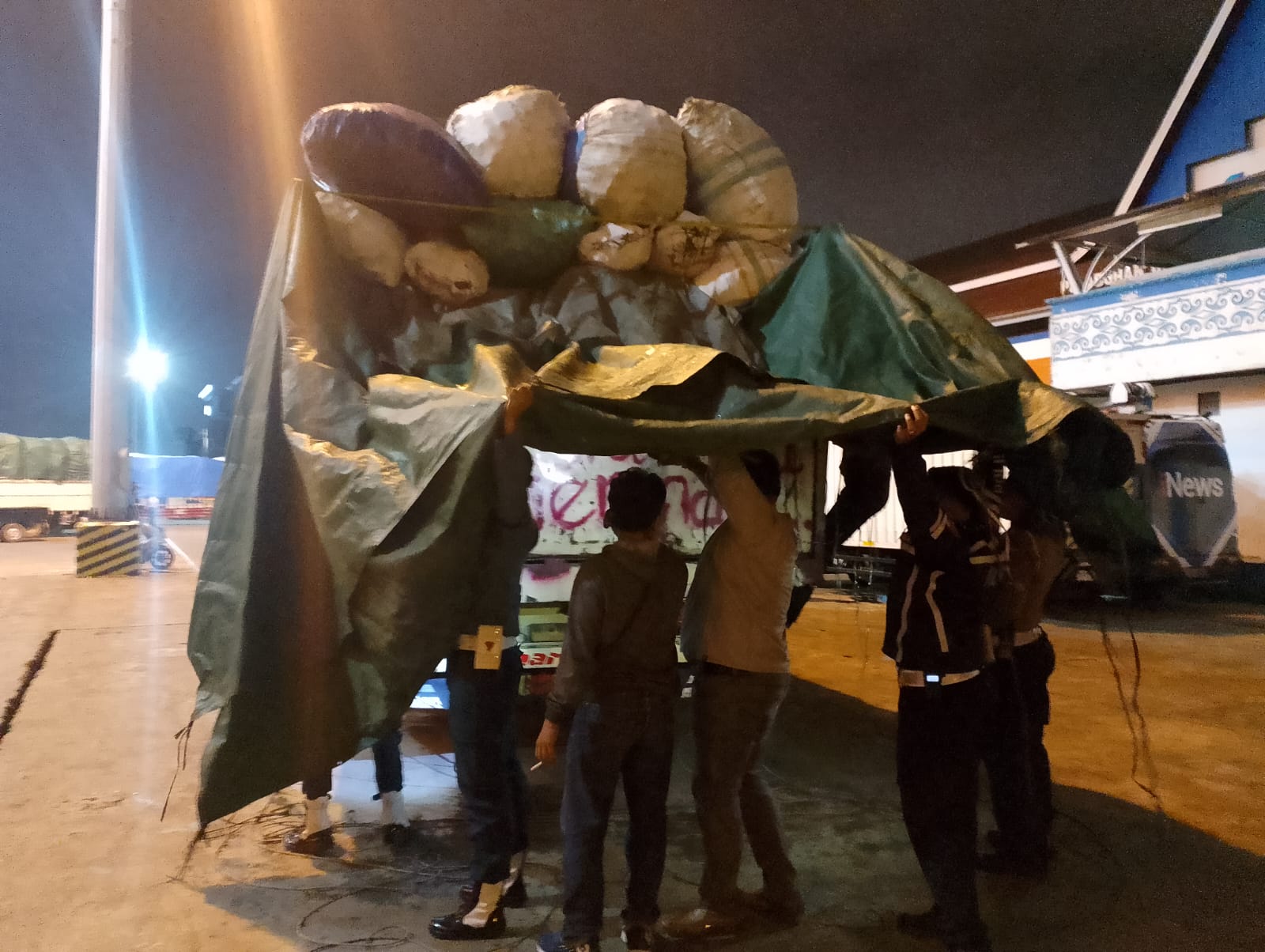 Sejumlah petugas memeriksa Truk Fuso diduga bermuatan barang bekas yang hendak dikirim ke Pelabuhan Tanjung Mas Semarang. (Foto/Ist)
