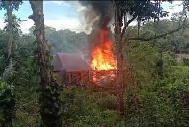 Rumah milik seorang warga Dusun Setabar, Desa Bebatung, Kecamatan Mandor, Kabupaten Landak terbakar di hari Pemilu 2024