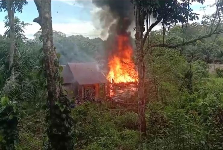 Rumah milik seorang warga Dusun Setabar, Desa Bebatung, Kecamatan Mandor, Kabupaten Landak terbakar di hari Pemilu 2024