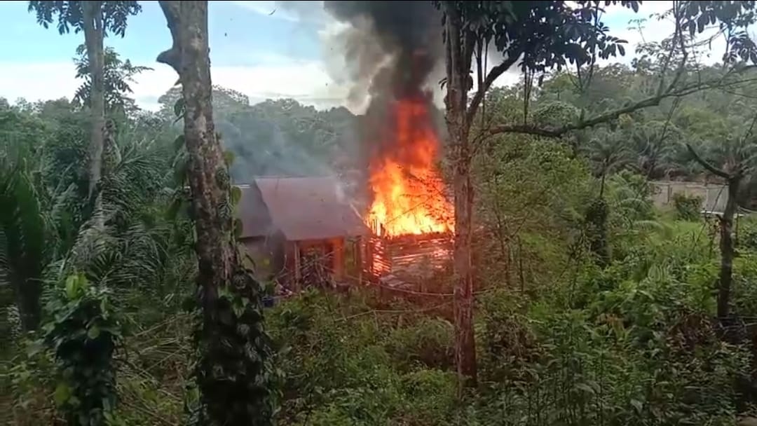 Rumah milik seorang warga Dusun Setabar, Desa Bebatung, Kecamatan Mandor, Kabupaten Landak terbakar di hari Pemilu 2024